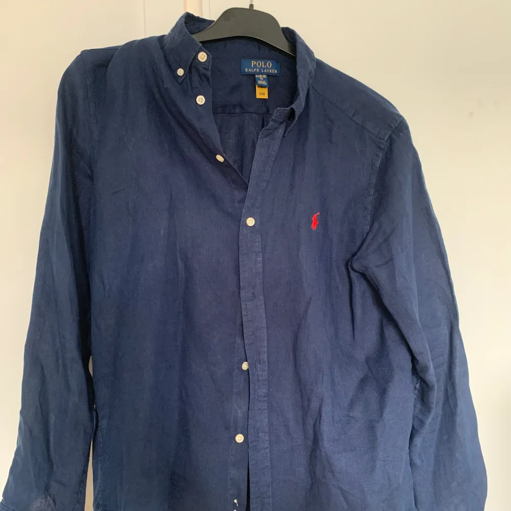 Ralph Lauren Skjorta i färgen mörkblå Storlek XS/S Pris kan diskuteras Nypris 2100. Skjortor.