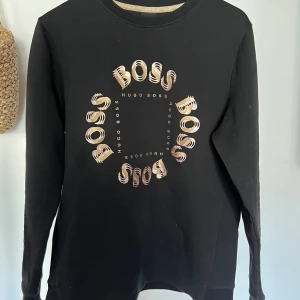 Långärmad HUGO BOSS tröja - Äkta långärmad HUGO BOSS tröja i bra skick, skönt material.