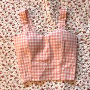 jättesöt rosa/vit rutig gingham mönstrad topp med dragkedja i ryggen. I bomull! Inbyggd padding i bysten.💕