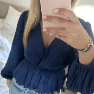 Satin blus - Helt oanvänd av mig och förra ägaren, lappen är kvar på tröjan. Var inte nöjd med passformen så måste tyvärr sälja. Egentligen storlek s men passar både större och mindre eftersom man kan knyta den.  !EJ MINA BILDER!Tagna från den tidigare säljaren. 