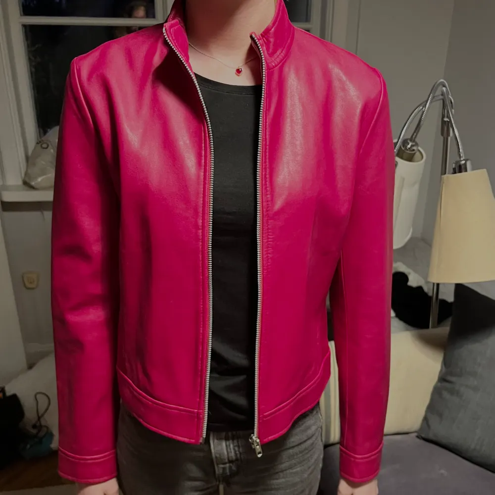 Säljer denna coola jacka i rosa färg perfekt för våren//sommaren❤️står ej märket men är köpt på beyond retro❤️. Jackor.