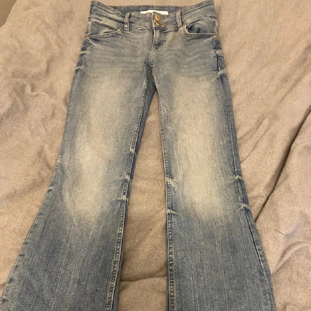 säljer ett par jeans från Bershka, de är skitsnygga men kommer inte till användning. Köpte de här på plick för inte så länge sen och de är i bra skick. Inga defekter osv. Strl 36 men passar 34 med, midjemått i kmt💗Jag är 165cm!!!. Jeans & Byxor.