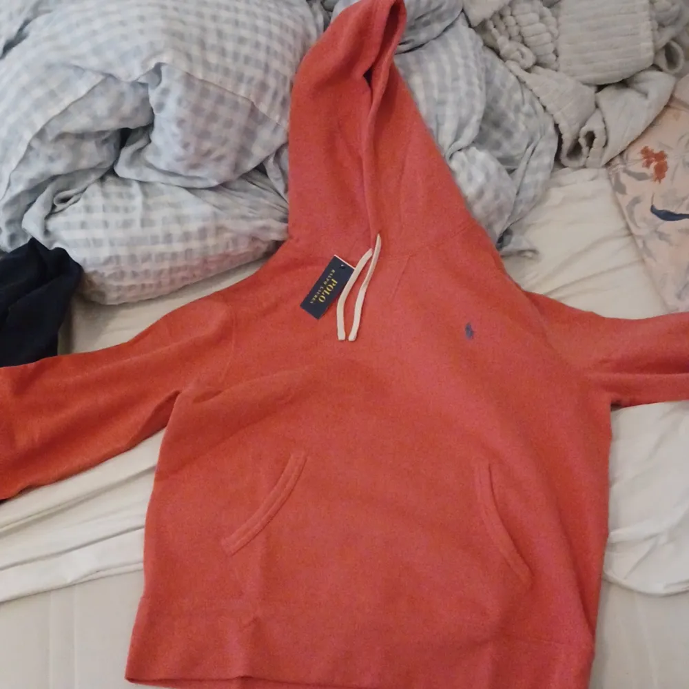 Denna är en oanvänd ralph lauren hoodie som är rödrosa som jag fick i present men inte är min stil och är för stor. Hoodies.