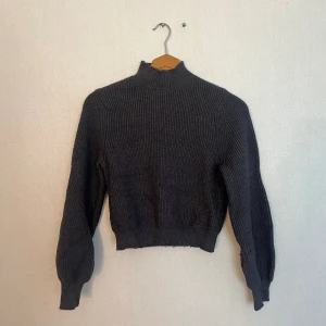 Stickad tröja  - Säljer denna snygga stickade tröja från Zara då den tyvärr inte passar mig. I bra skick!  Hör av dig om du har någon fråga!💗