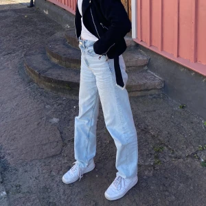 Gina Jeans  - Högmidjade blå jeans från Gina Tricot!