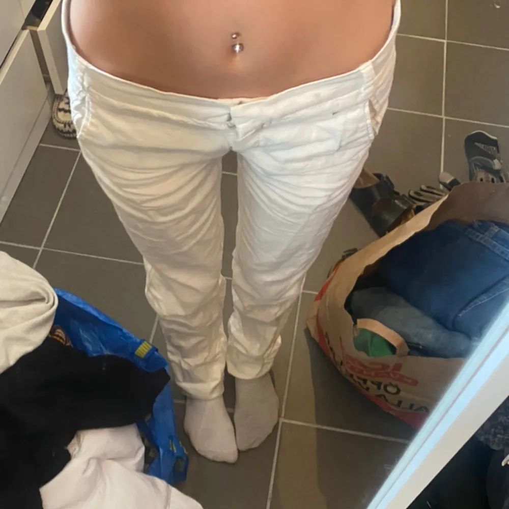 Superfina vita linnebyxor i jättefint skick! Säljer då jag inte har nån användning av dessa då jag har fler linnebyxor! Pris kan diskuteras💕. Jeans & Byxor.