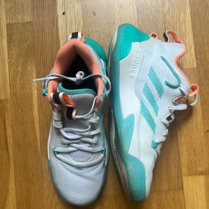 Adidas Hardens stepback 3  - Bra skick använda endast en säsong storlek 41 sköna för fötterna och väldigt bra passform ny pris 1000
