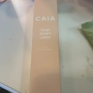 Caia settingspray Dewy look helt ny oöppnad - Helt ny oöppnad Caia settingspray  The Dewy look  Pris hos Caia 245  Säljer för 180 Finns i Åmål kan skickas 