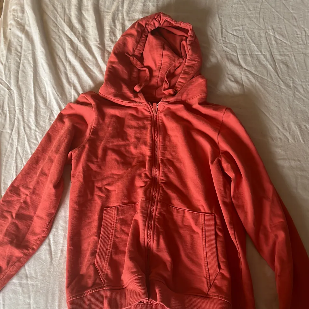 Säljer denna jättefina rosa zip hoodie i m, därför att den inte kommer till andvändning. Andvänd några få gånger.🤍. Hoodies.