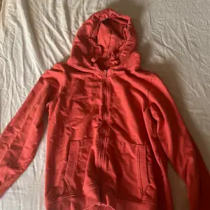 Säljer denna jättefina rosa zip hoodie i m, därför att den inte kommer till andvändning. Andvänd några få gånger.🤍