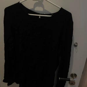 Samsøe blus - Blus i svart väldigt classy från samsøe