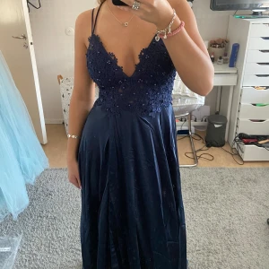 Balklänning  - Marinblå balklänning som aldrig har använts. Skriv vid fler bilder💙💙 Storlek S men passar även XS