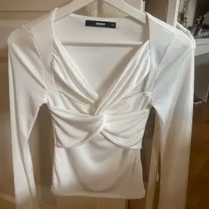 Superfin vit tröja från bikbok, endast använd ett fåtal gånger💗fin till både vardags och fest. Tröjan ser lite randig ut på bilden då den är lite skimrig, skriv för fler bilder💗