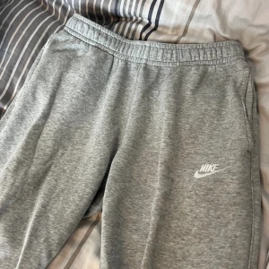 Nike sweatpants - Dessa är 8/10 i skick som sitter skönt