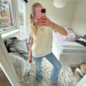 Stickad väst - Sjukt cool stickad väst från Design by Si i nyskick🤍🤍 