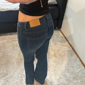 Mörkblåa jeans - Jätte fina och sköna mörkblåa jeans som är använda ett par gånger men i perfekt skick ändå💞 säljer pågrund av att de aldrig kommer till användning längre❤️