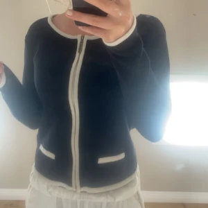 Fin kofta - Elegant Marinblå kofta med dragkedja från Park Lane strl.36