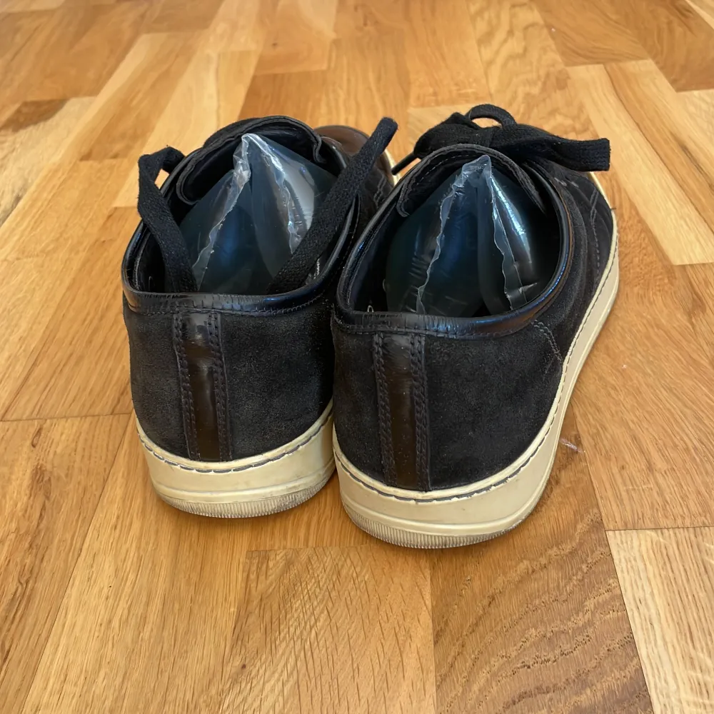 Svarta lanvin skor i storlek UK 6, vilket motsvarar EU 40, men de är större i storleken och passar därmed även 41-42. Använda men i väldigt gott skick, inga defekter förutom smuts (främst på sulan). Skriv för fler bilder eller andra frågor :). Skor.