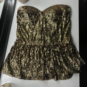 Fest topp - Superfin fest topp i bra skick, den har ilägg insydda❤️
