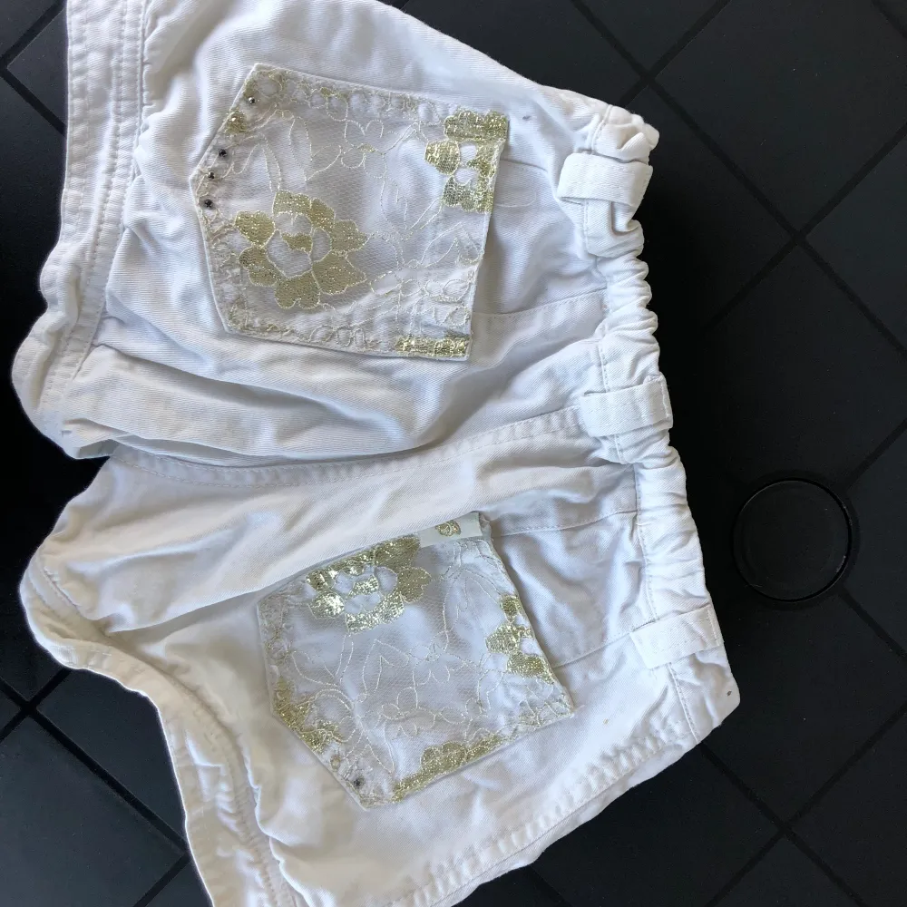 Fina vita jeans shorts med guld på bakfickorna. . Shorts.