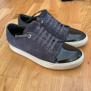 Lanvin skor - Navy/marinblå lanvin skor i storlek UK 7, vilket motsvarar EU 41, men de är större i storleken och passar därmed även 42-43. Dem är använda men i väldigt bra skick, inga defekter förutom smuts på sulan.