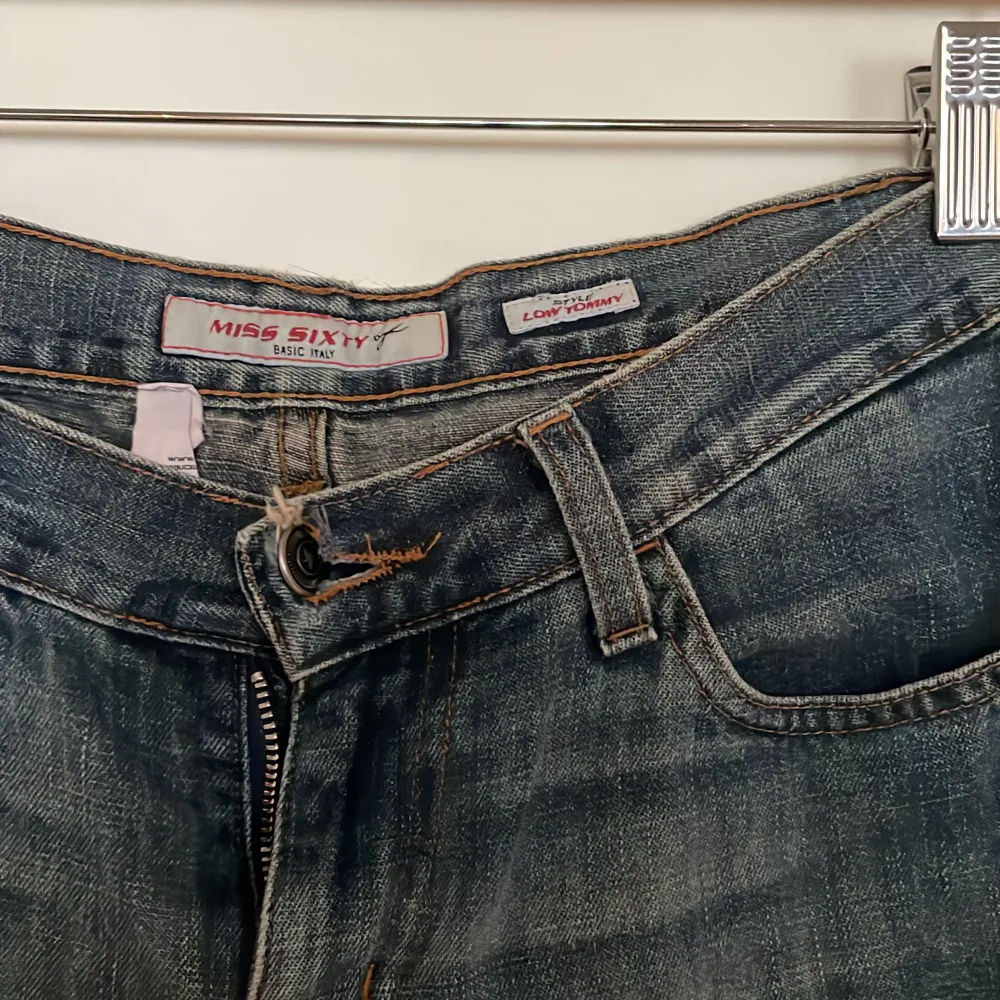 så heta jeans, långa ben!! midrise. midjemått: 76 cm, innerbenslängd: 86 cm. Jeans & Byxor.