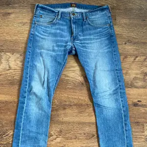 Slim fit jeans - fint skick , sparsamt använda - Inga defekter - Det är bara att skriva vid några som helst funderingar