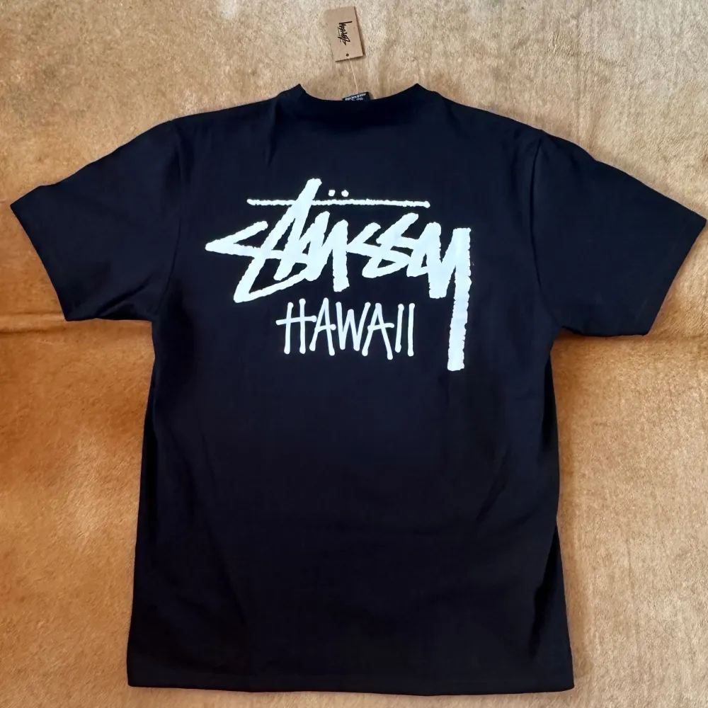 Hej, säljer nu en otroligt sällsynt Stussy X Hawaii t-shirt. Otroligt fin och är helt oanvänd. Perfekt till sommaren! Tröjan är sällsynt eftersom att den enbart såldes på Hawaii, ifrån en specifik stussy affär som har stängt igen.. T-shirts.