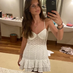 Zara klänning❤️ - Intressekoll på finaste klänningen ifrån Zara!❤️❤️Helt ny och jättebra skick, aldrig använd😚Ser vad folk kan betala för den! Den som lägger högst prisförslag får köpa den