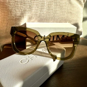 CHIMI solglasögon  - Nästa helt nya CHIMI solglasögon i modell 08, färg green. Superfina men kommer tyvärr inte till användning för mig. Slutsålda i denna färg på hemsidan. Fodral medföljer såklart!