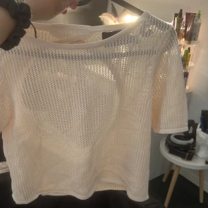 Stickad tunn topp med öppen rygg💗💗 - En snygg stickad tunn t-shirt. Med en öppen rygg har aldrig använt den här tröjan. Tröjan är från Nelly i storlek xs. Skriv om du är intresserad❤️❤️