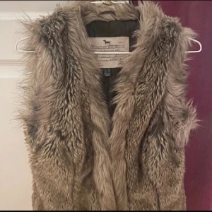 Pälsväst - Säljer denna fina då den inte kommer till användning. Är stl M men sitter mer som en S❤️