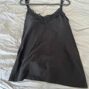 Svart linne  - Svart linne med spets upptill i strl XL från Veromoda 