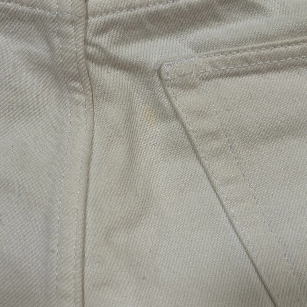 Vita jeansshorts från Weekday i använt men mycket gott skick. Storlek 28. Shorts.