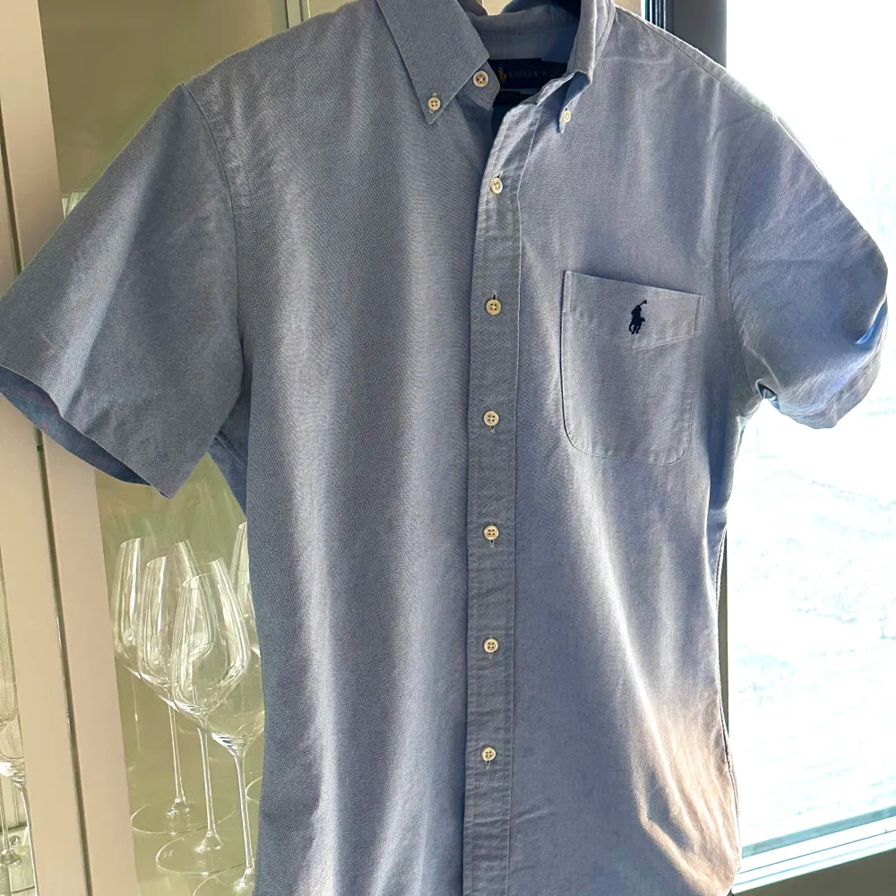 Somrig och fin ljusblå Ralph lauren skjorta i fint skick! Stl M med passform slim fit 🩵. Skjortor.