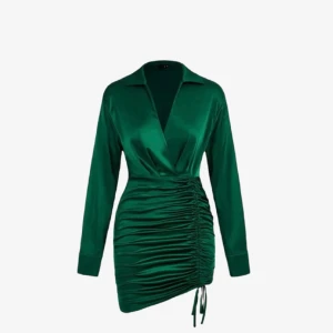 Klänning  - Otroligt fin grön klänning i satin🌸Passar inte längre mig, använd en gång.