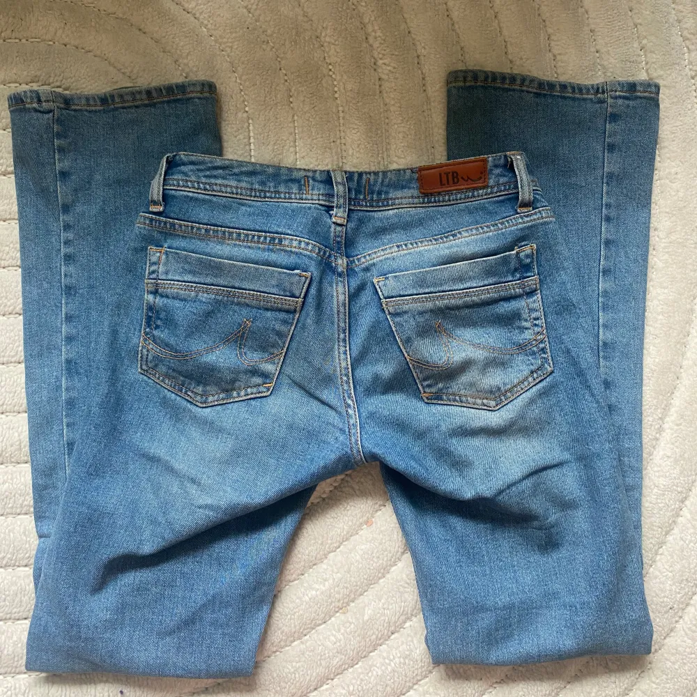 Säljer dessa Ltb jeans i modellen valerie, pga av att den börjar bli för små för mig. Super synd för tycker dem är skit snygga. Inga tecken på användning❤️. Midjemått: 37cm och innerbenslängd: 75 cm, pris kan diskuteras❤️. Jeans & Byxor.