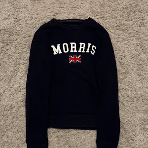 Mörkblå Morriströja - Mörkblå Morriströja med 🇬🇧 på bröstet. Tröjan är i bra skick då den har varit för liten för mig ett bra tag. Tröjan funkar för både S och M. Skriv i DM om du undrar något!