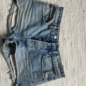 Jeansshorts Zara - Jeansshorts från Zara, köpta ca 2 år sedan💕