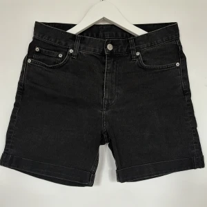 Weekday jeansshorts svart - Svarta jeansshorts från Weekday i mycket gott skick. Storlek 29