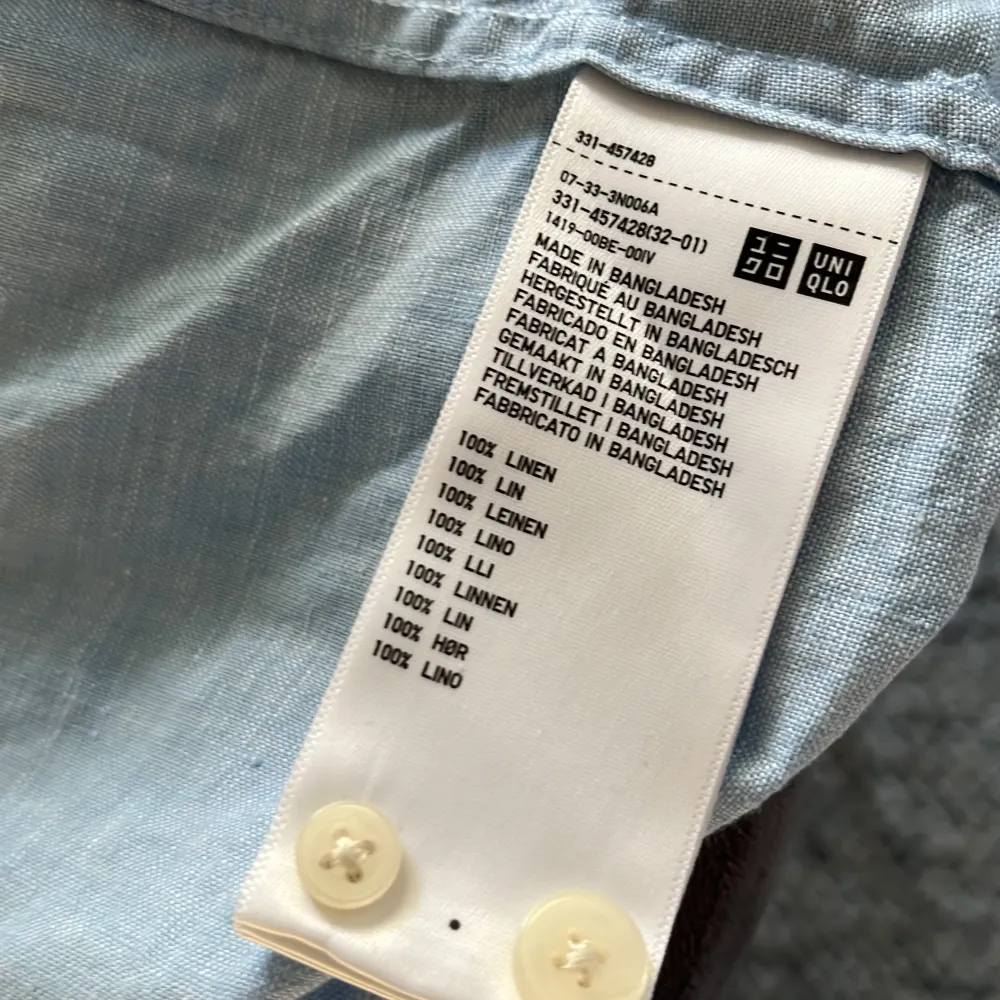 Tjena! Säljer min ljusblåa linneskjorta från uniqlo i bra skick! Storlek S men passar även mindre Skriv gärna om du har några frågor😁. Skjortor.