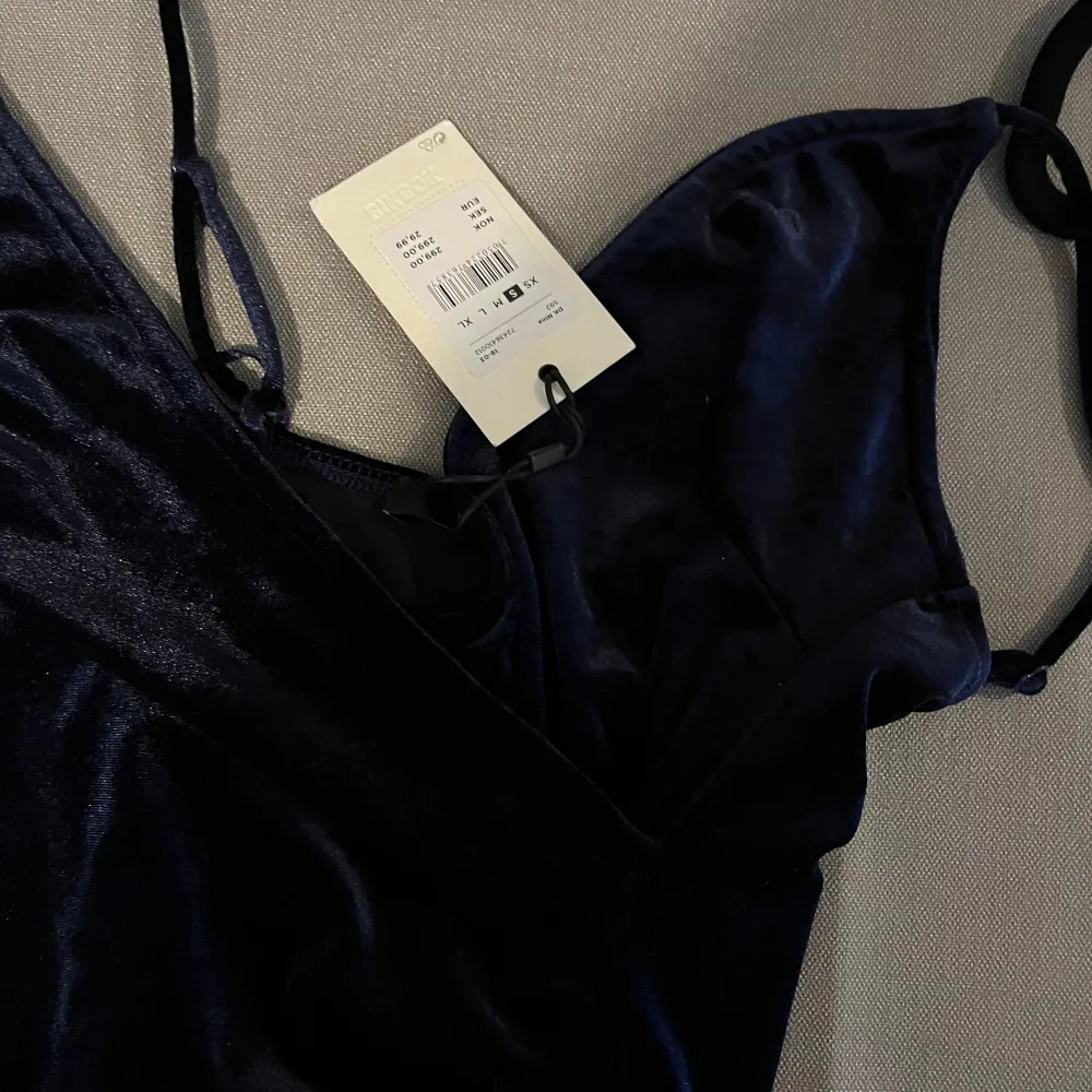 Mörkblå sammet klänning från Bikbok, helt oanvänd prislappen kvar Ordinarie pris 299kr. Klänningar.