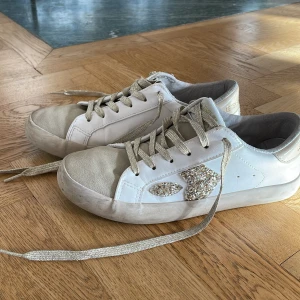 Skor - Säljer mina super snygga guldiga skor köpta i Frankrike för 1500 kr, väldigt bra skick då jag nästan aldrig använt de då de inte passar mig!
