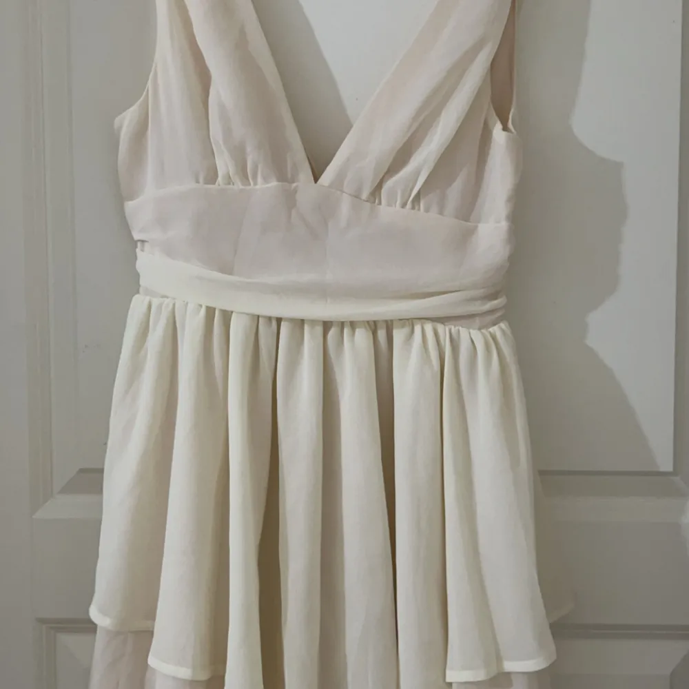 Hej jag säljer en jätte fin vit/beige klänning. Den är helt ny, har aldrig använt. Har ej haft för att den var för liten. . Klänningar.