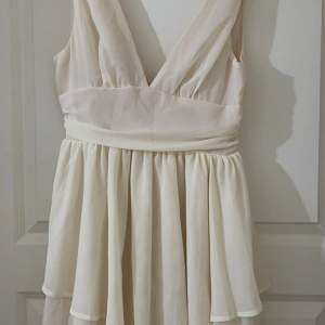 Hej jag säljer en jätte fin vit/beige klänning. Den är helt ny, har aldrig använt. Har ej haft för att den var för liten. 