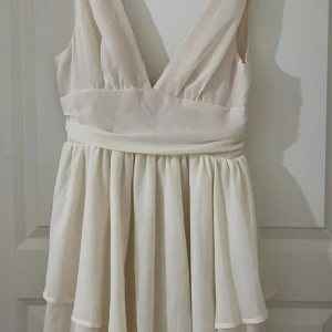 Vit/ beige klänning  - Hej jag säljer en jätte fin vit/beige klänning. Den är helt ny, har aldrig använt. Har ej haft för att den var för liten. 