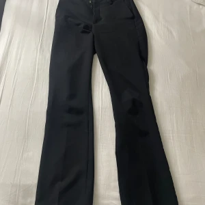 Kostymbyxa  - Låg-mid waist, bikbok, strl 36, modell Vilma 