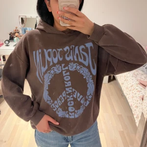 Hoodie - Brun hoodie janis joplin från Pull & Bear. Nytt skick 