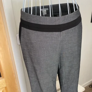 Low Waist kostymbyxa  - Bootcut formade kostymbyxor med dragkedja vid sidan. Så snyggt modell! Sitter åt