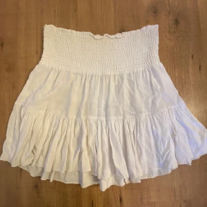 Vit minikjol från lager - Bra skick, knappt använd, sitter ganska högmidjat på mig men går att vika ner, ganska genomskinlig.